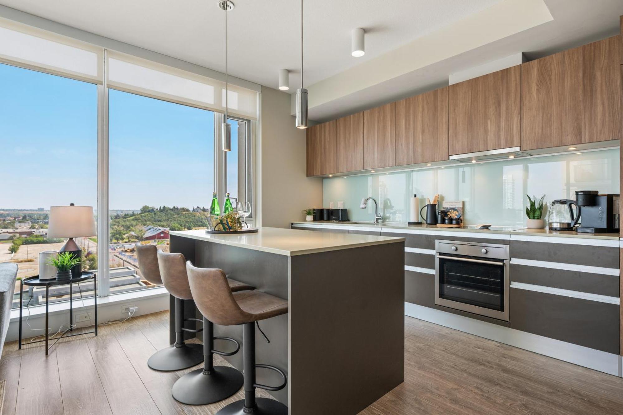 Modern Downtown 5 Min Walk Stampede Apartment *